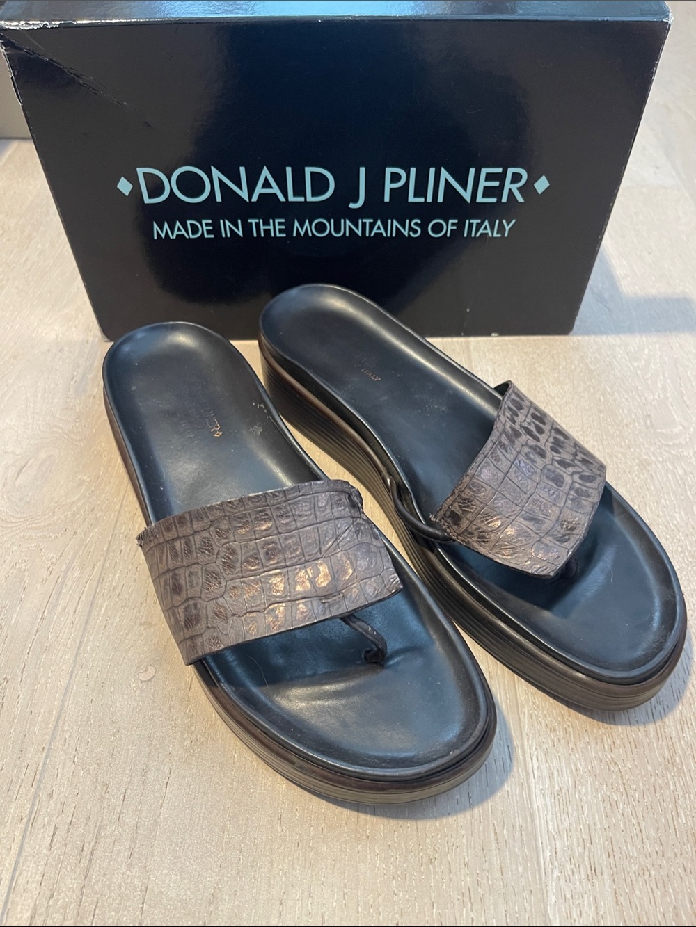 Donald J Pliner Italy Croc Embossed Metallic Slide Sandals Size 9.5 used